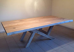 Rustikaler Tisch aus Vollholz