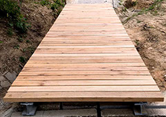 Holzbrücke aus Vollholz
