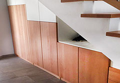 Treppe und Einbauchschrank mit Auftritten aus Holz